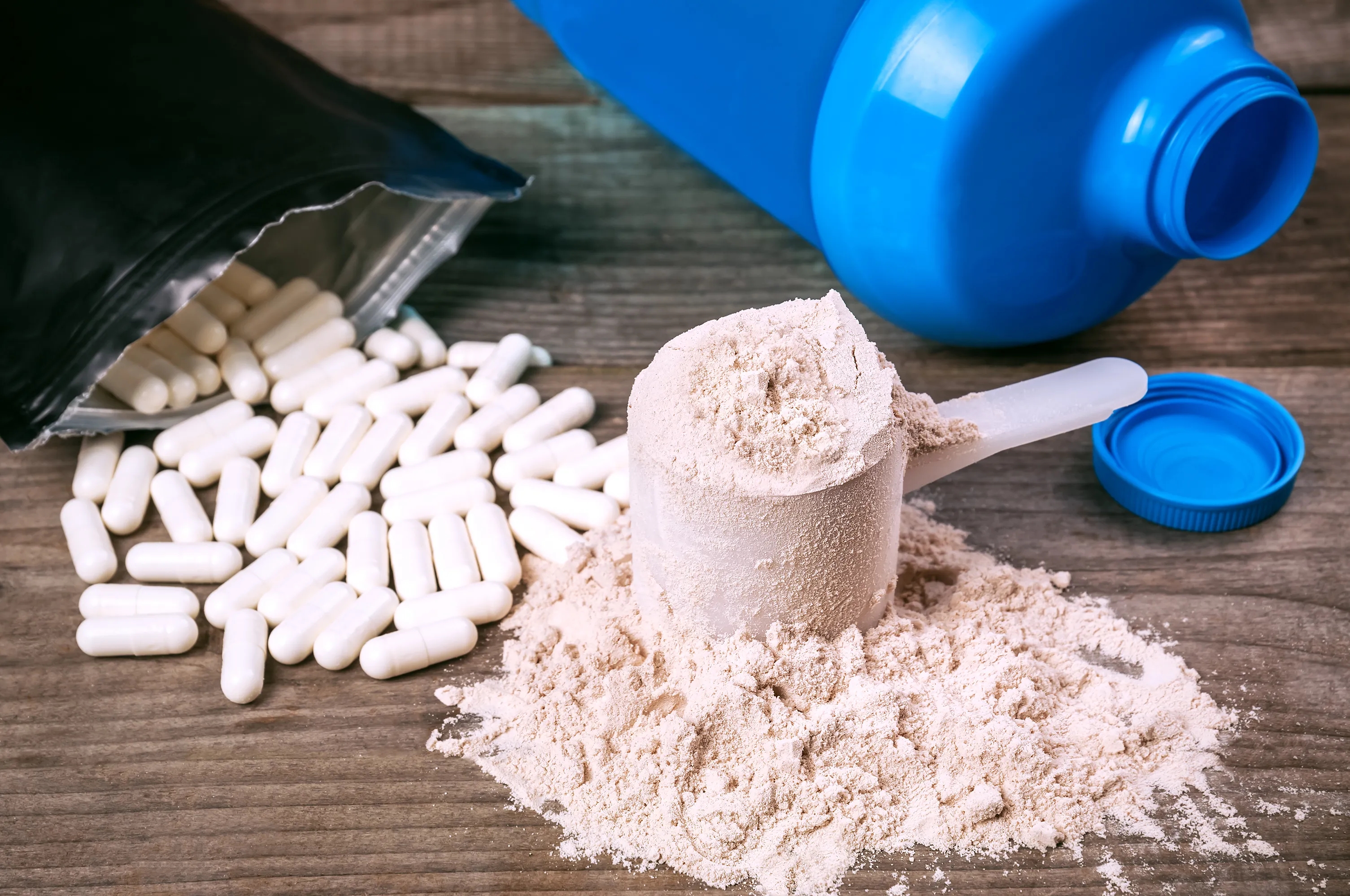 suplementos deportivos y un
montón de proteínas en polvo. Las pastillas y los polvos son
suplementos esenciales para deportistas y entusiastas del fitness,
ya que ayudan a la recuperación y el crecimiento muscular.
